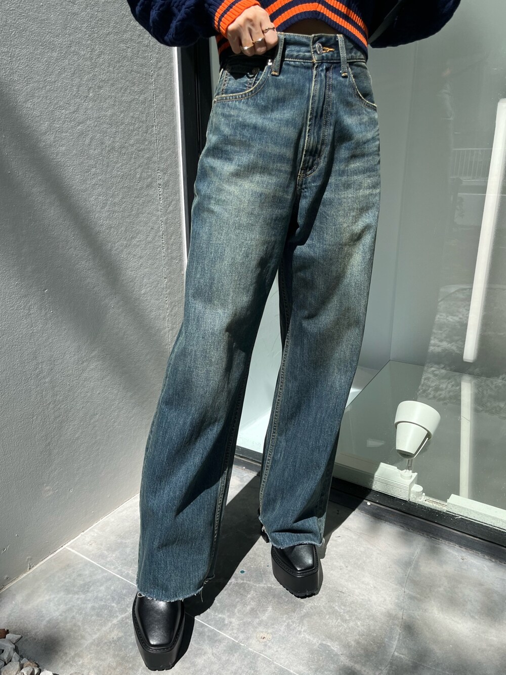 ブルー系のニット/セーター、ブルー系のデニムパンツを着用したレディースの秋コーディネートの7枚目の写真