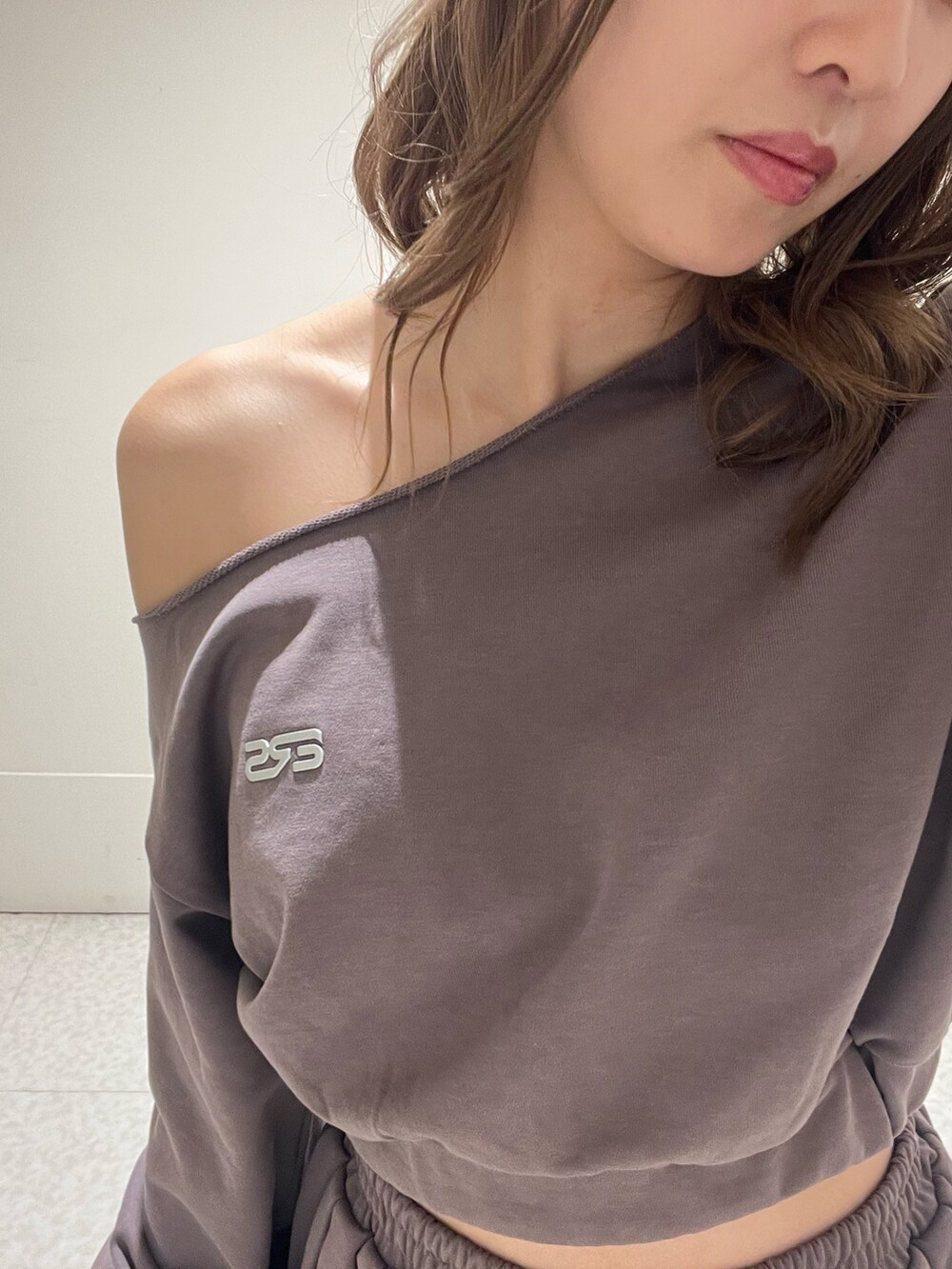 ブラック系のスウェット、ブラック系のスカート、ブラウン系のハンドバッグを着用したレディースの春コーディネートの5枚目の写真