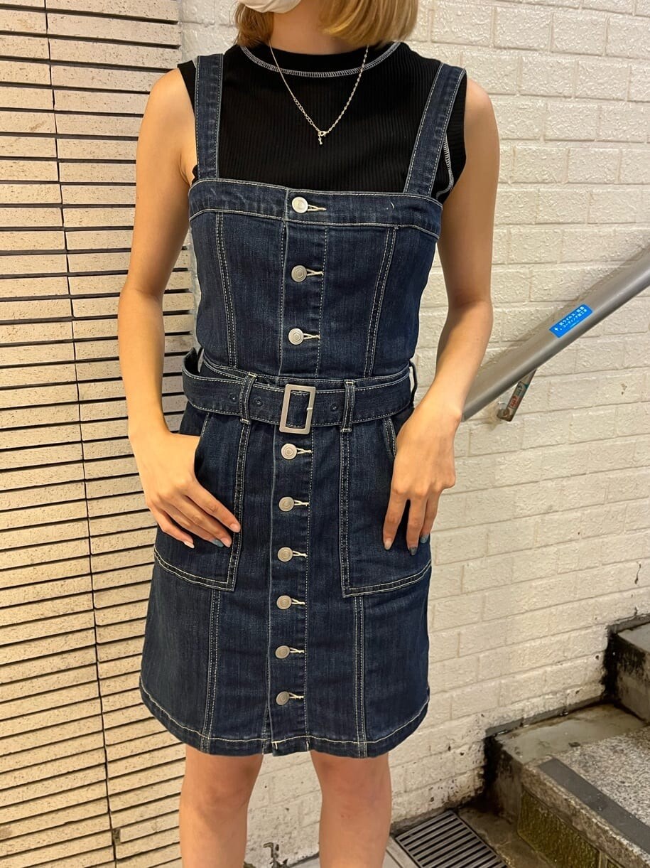 ブルー系のジャンパースカート、その他のサンダル、ブラック系のTシャツ/カットソーを着用したレディースの夏コーディネートの2枚目の写真