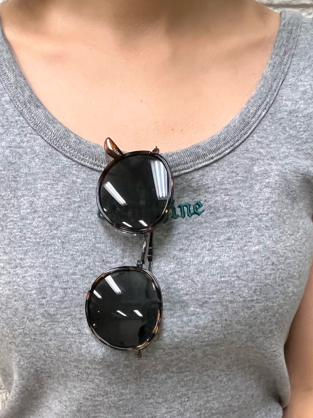 ブルー系のデニムパンツ、ブラック系のサンダル、グレー系のタンクトップを着用したレディースの夏コーディネートの6枚目の写真