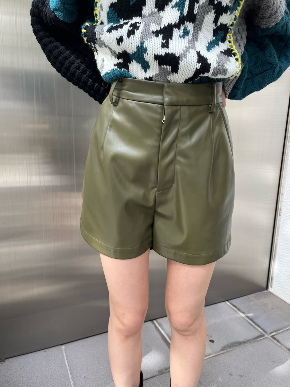 ホワイト系のブーツ、ブラック系のショルダーバッグ、ブラック系のニット/セーターを着用したレディースの秋コーディネートの7枚目の写真