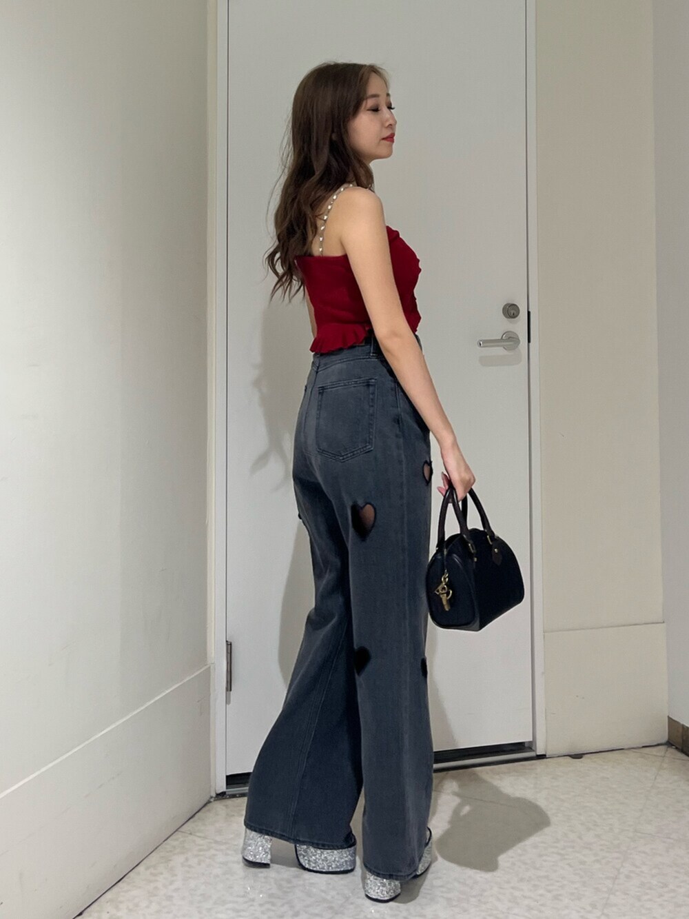 その他のショルダーバッグ、シルバー系のサンダル、ブラック系のデニムパンツを着用したレディースの夏コーディネートの4枚目の写真