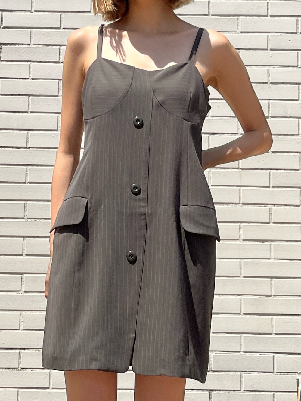 グリーン系のワンピース、ホワイト系のサンダルを着用したレディースの夏コーディネートの2枚目の写真