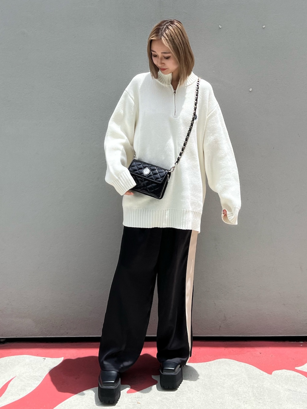 ブラック系のその他パンツ、ブラック系のブーツ、ブラック系のショルダーバッグを着用したレディースの夏コーディネートの3枚目の写真
