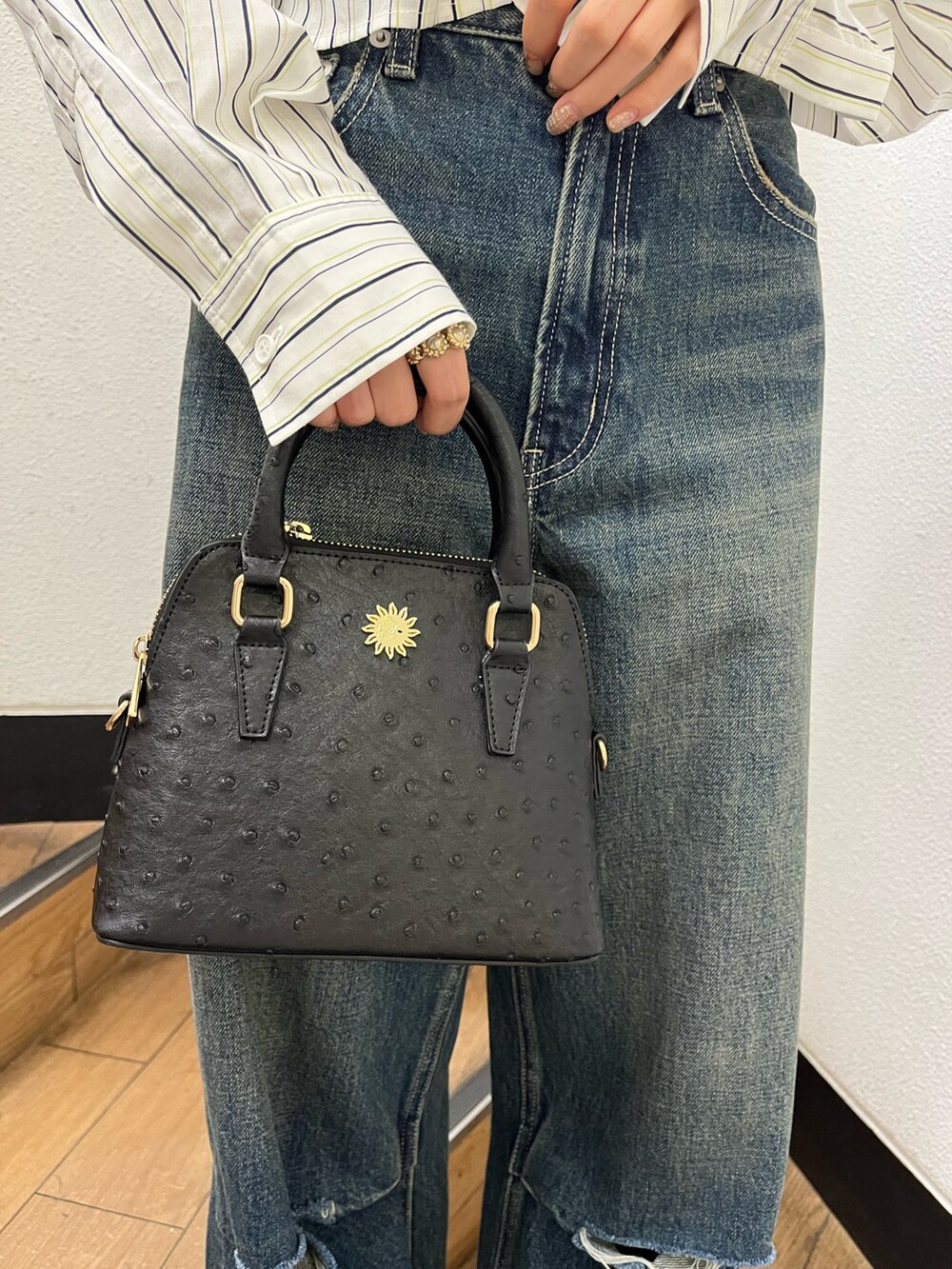 ブラック系のショルダーバッグ、ブラック系のブーツ、ホワイト系のシャツ/ブラウスを着用したレディースの冬コーディネートの8枚目の写真