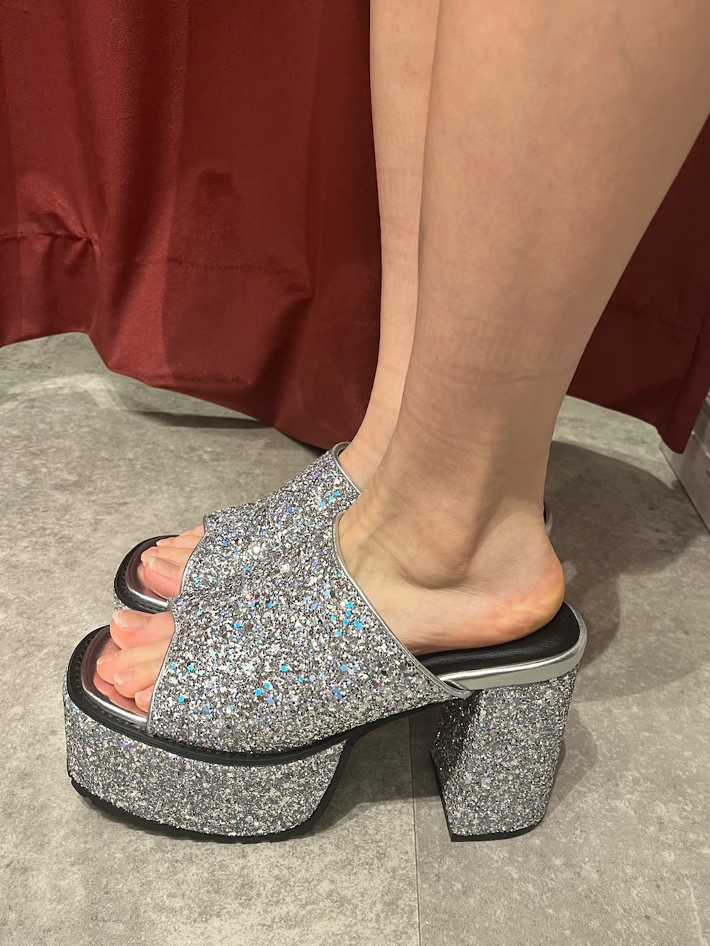 ブラック系のキャミソール、ブラック系のデニムパンツ、シルバー系のサンダルを着用したレディースの夏コーディネートの7枚目の写真
