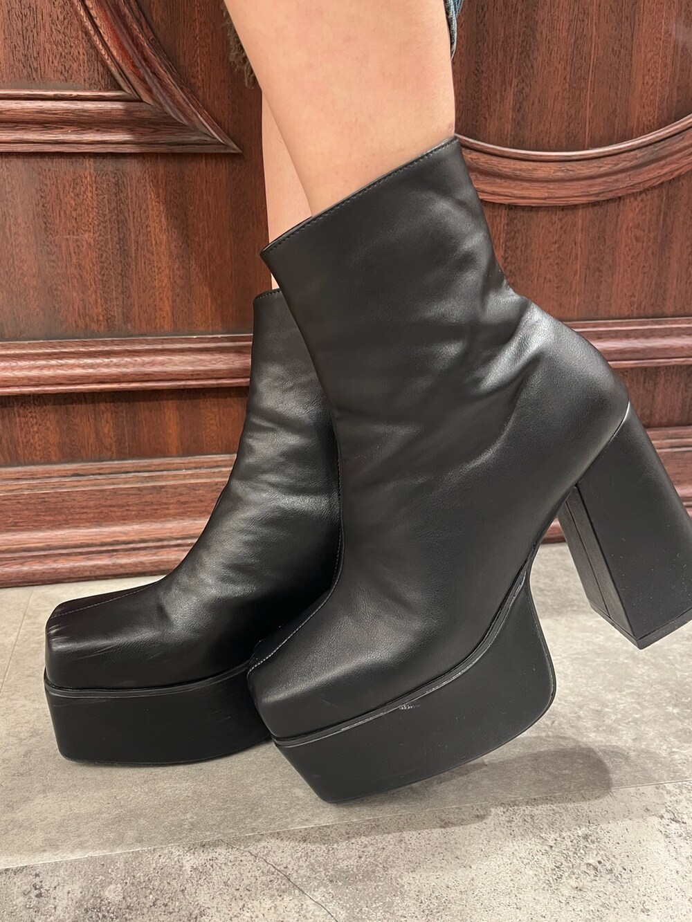 ホワイト系のニット/セーター、ブルー系のデニムパンツ、ブラック系のブーツを着用したレディースの秋コーディネートの7枚目の写真