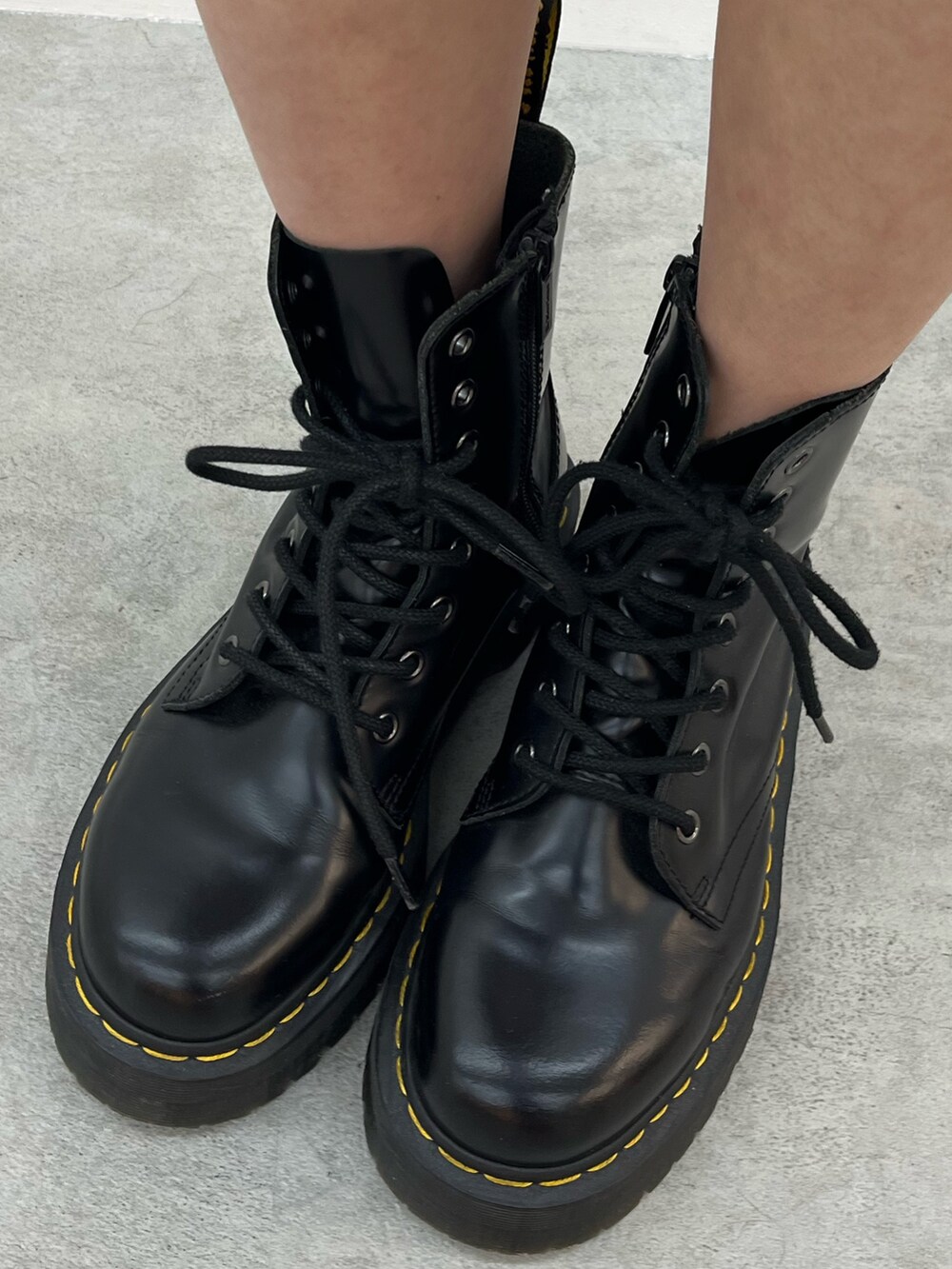 ブルー系のシャツ/ブラウス、ブルー系のデニムパンツ、ブラック系のブーツを着用したレディースの春コーディネートの9枚目の写真