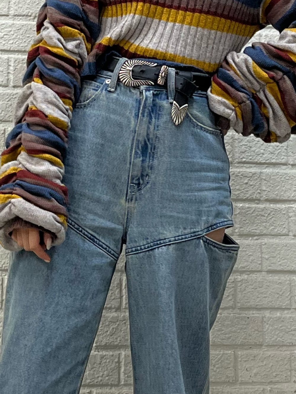 その他のニット/セーター、ブルー系のデニムパンツを着用したレディースの秋コーディネートの7枚目の写真