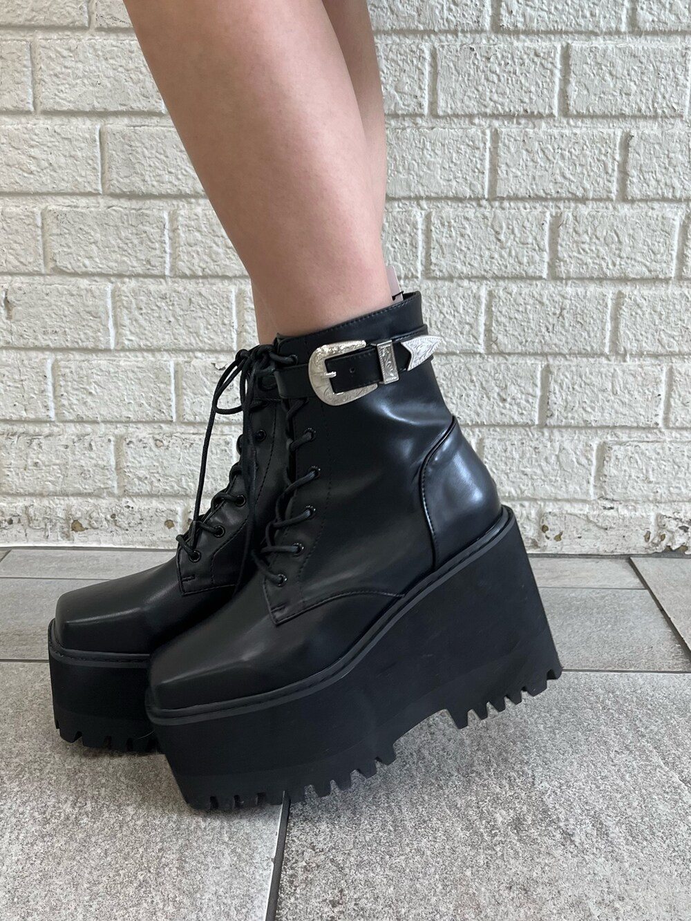 ピンク系のデニムパンツ、ブラック系のニット/セーター、ブルー系のショルダーバッグを着用したレディースの冬コーディネートの8枚目の写真