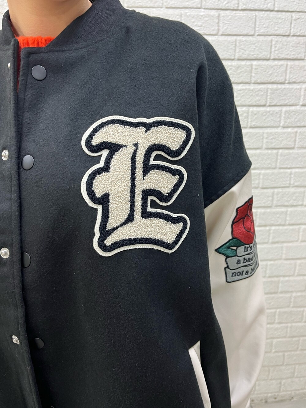 その他のスタジャン、ホワイト系のブーツ、ブラック系のその他パンツを着用したレディースの冬コーディネートの7枚目の写真