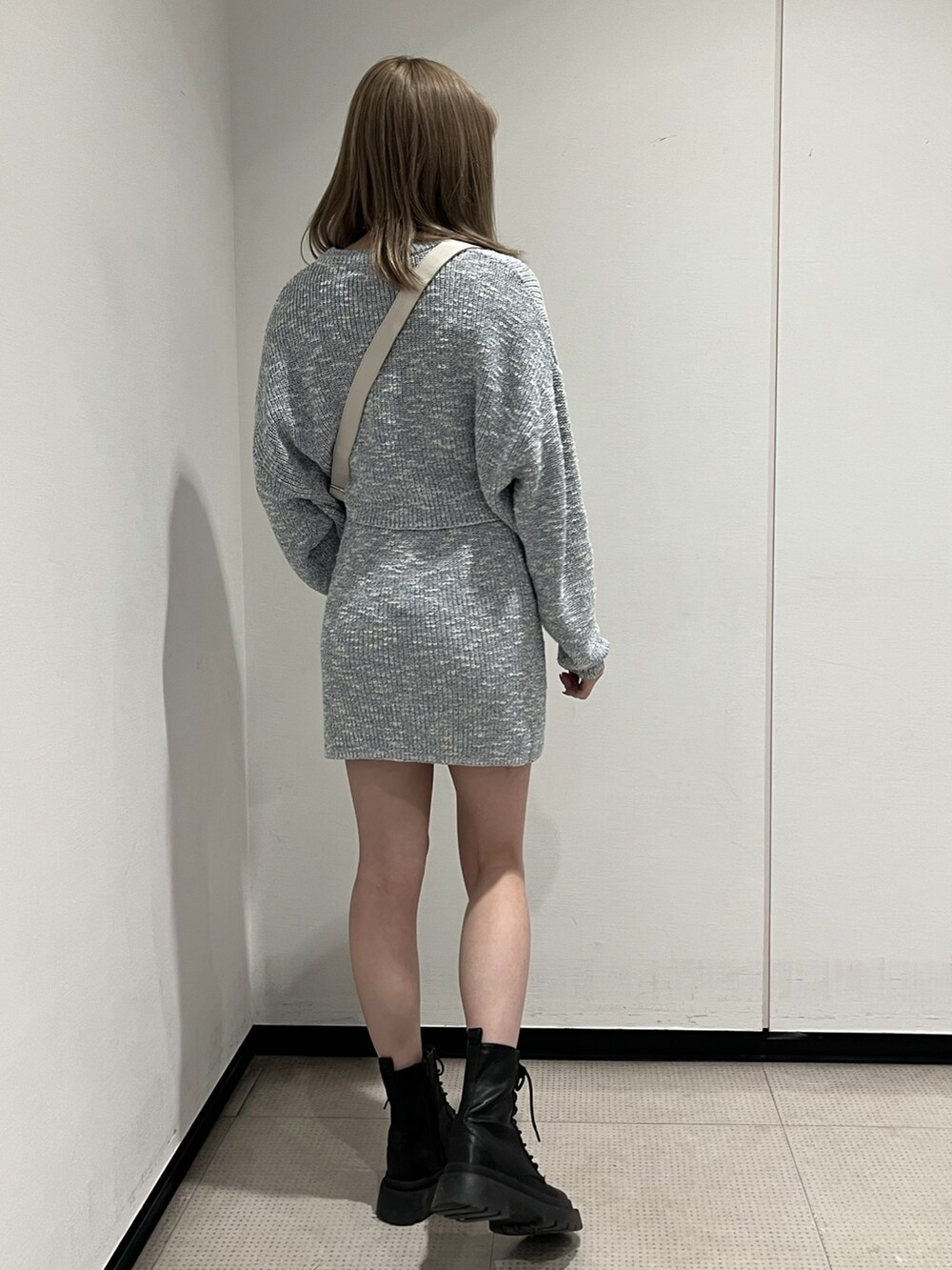 シルバー系のボディバッグ/ウエストポーチ、シルバー系のブーツ、ブルー系のワンピースを着用したレディースの春コーディネートの4枚目の写真