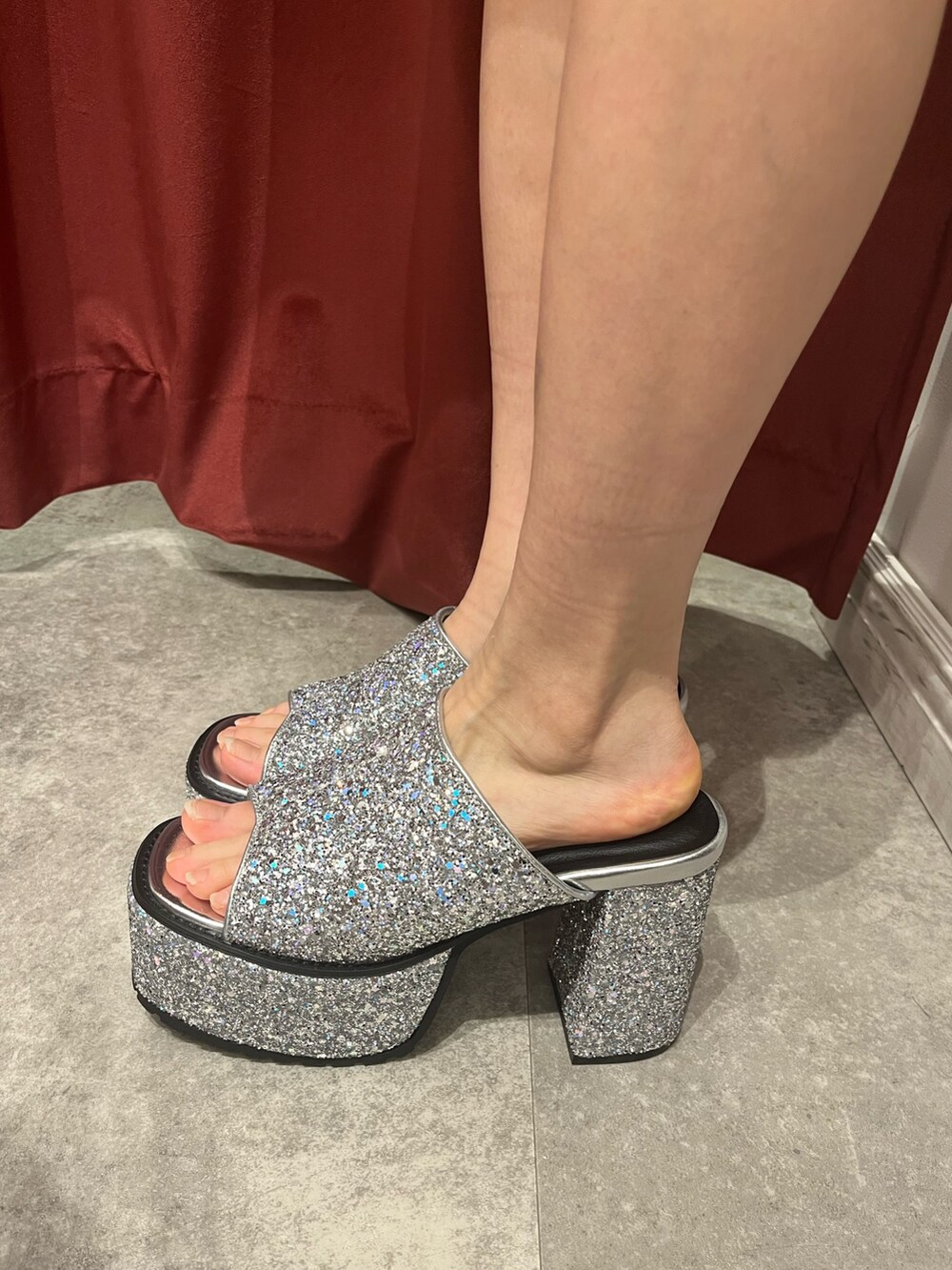 シルバー系のサンダル、ブラック系のデニムパンツ、その他のショルダーバッグを着用したレディースの夏コーディネートの8枚目の写真