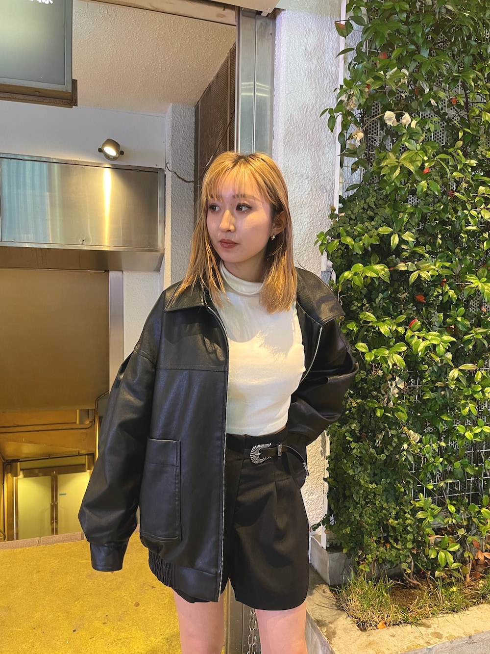 ブラック系のその他パンツ、ブラック系のブルゾン、ホワイト系のブーツを着用したレディースの冬コーディネートの2枚目の写真