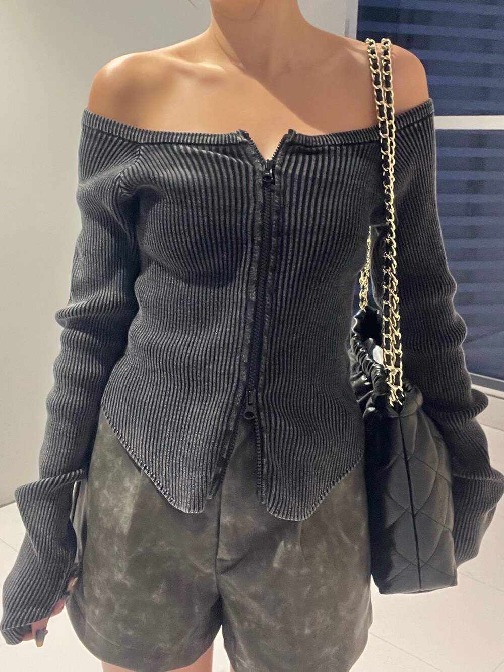 ブラック系のショルダーバッグ、ブルー系のニット/セーター、グレー系のその他パンツを着用したレディースの秋コーディネートの4枚目の写真