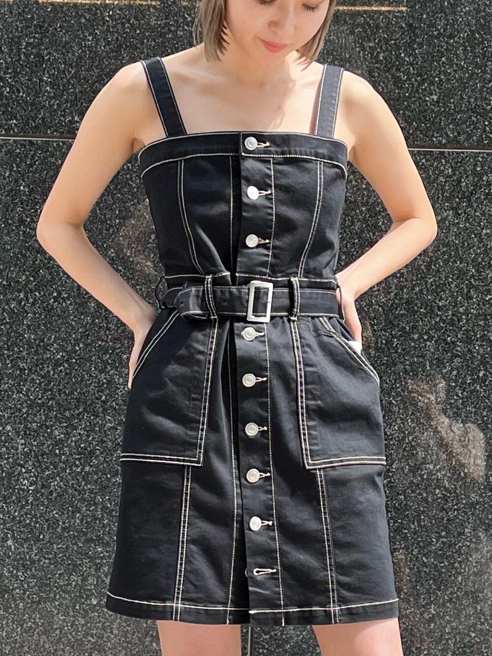 ブラック系のブーツ、ブラック系のジャンパースカートを着用したレディースの春コーディネートの5枚目の写真