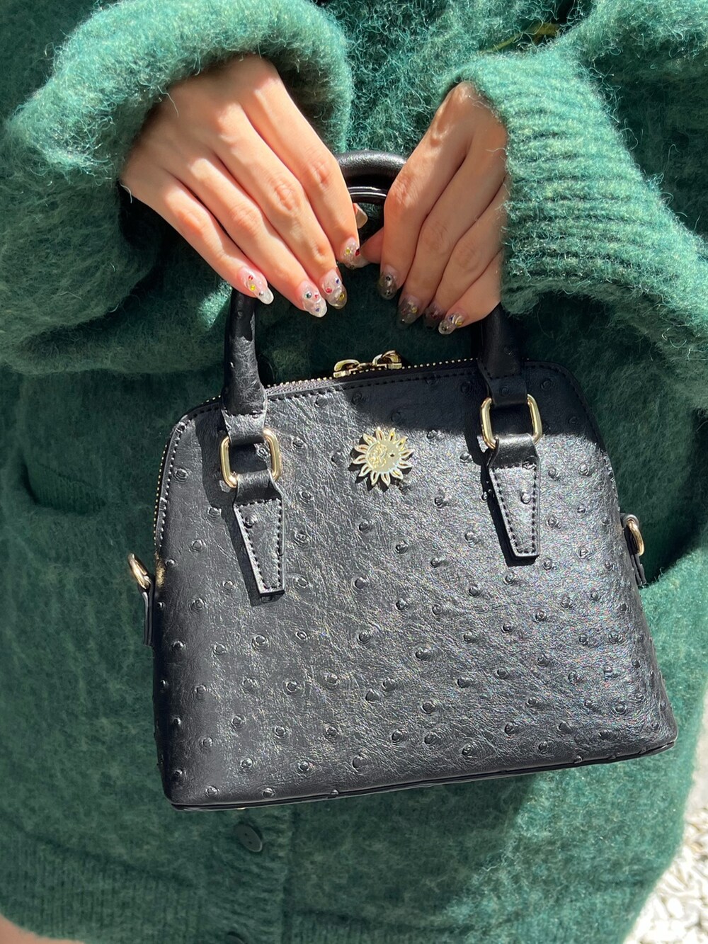 ブラック系のショルダーバッグ、ホワイト系のブーツ、ホワイト系のスウェットを着用したレディースの秋コーディネートの7枚目の写真