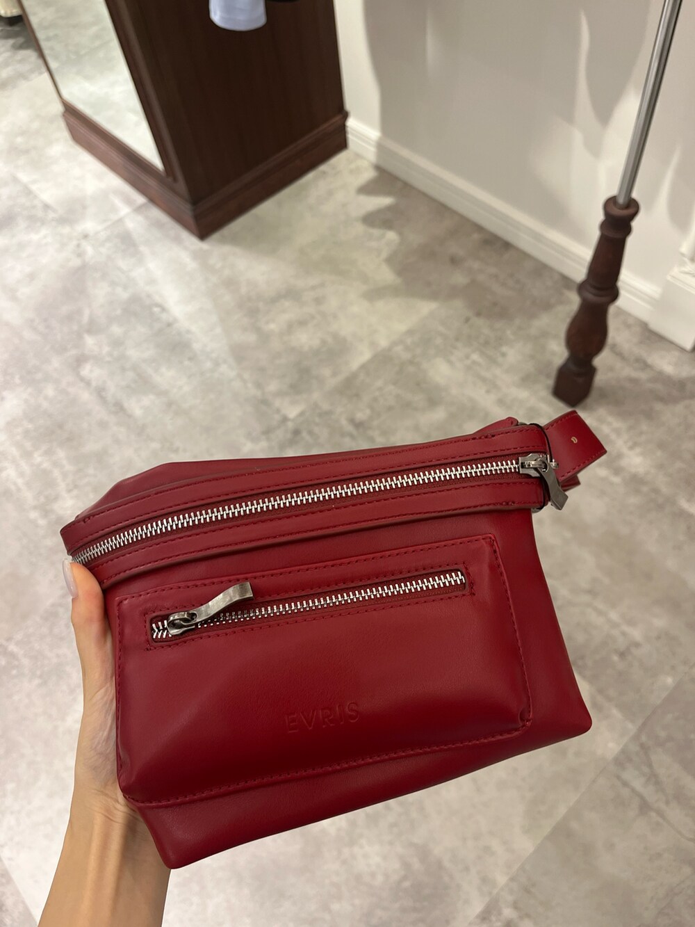 ベージュ系のワンピース、ブラック系のブーツ、レッド系のショルダーバッグを着用したレディースの夏コーディネートの6枚目の写真