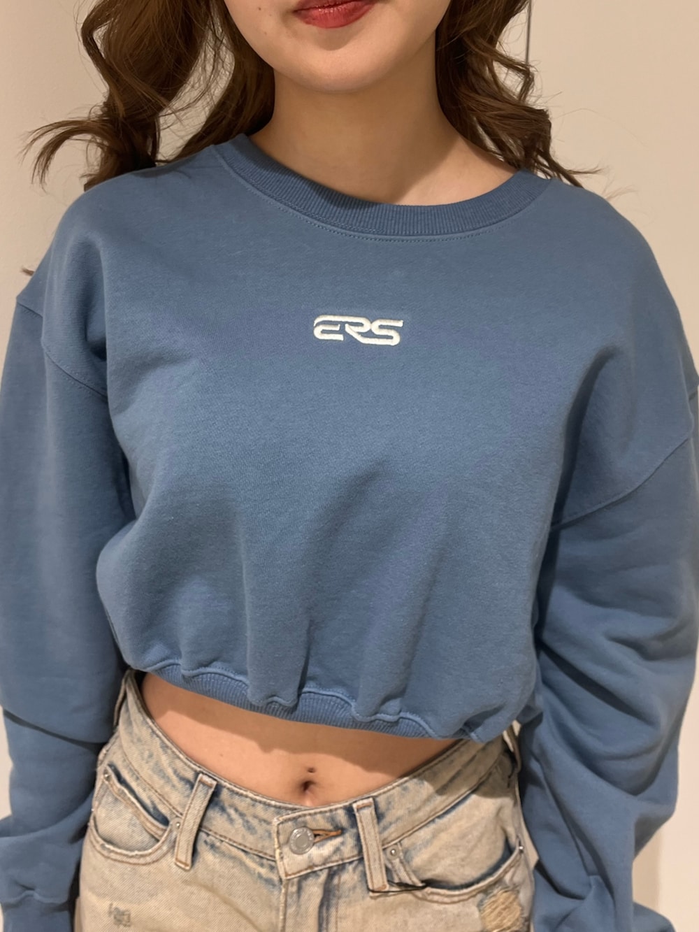 ブラック系のブーツ、ベージュ系のデニムパンツ、ブルー系のスウェットを着用したレディースの冬コーディネートの6枚目の写真