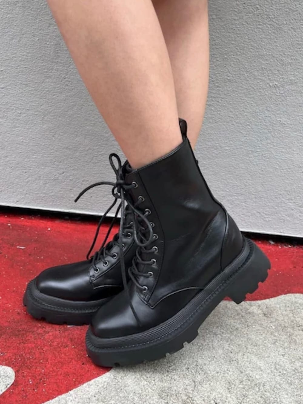 ブルー系のショルダーバッグ、ブルー系のワンピース、ホワイト系のブーツを着用したレディースの秋コーディネートの7枚目の写真