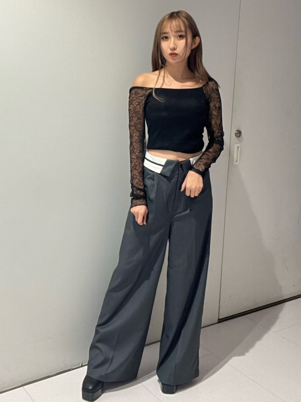 グレー系のテーラードジャケット、ブラック系のTシャツ/カットソー、グレー系のその他パンツを着用したレディースの秋コーディネートの4枚目の写真