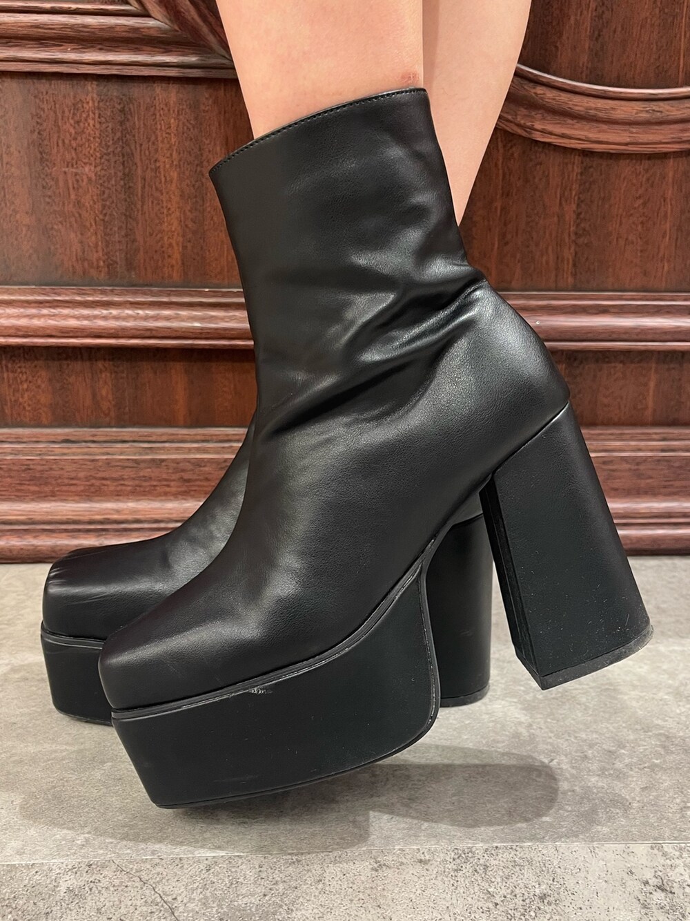 ブラック系のデニムパンツ、ブラック系のハンドバッグ、ブラック系のブーツを着用したレディースの秋コーディネートの7枚目の写真