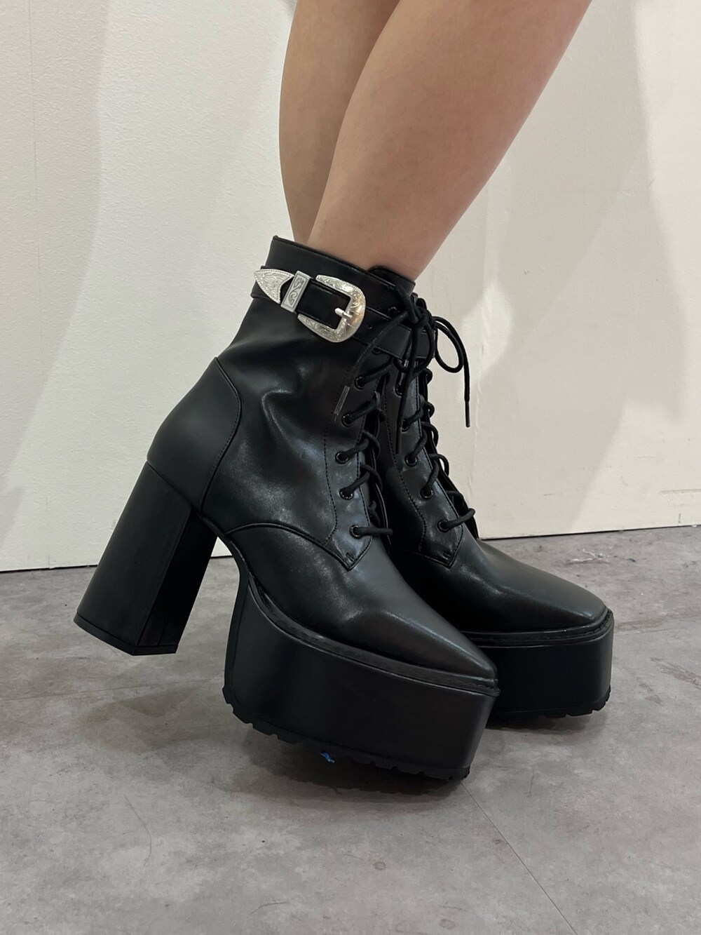 ブラック系のワンピース、ブラック系のブーツを着用したレディースの秋コーディネートの7枚目の写真