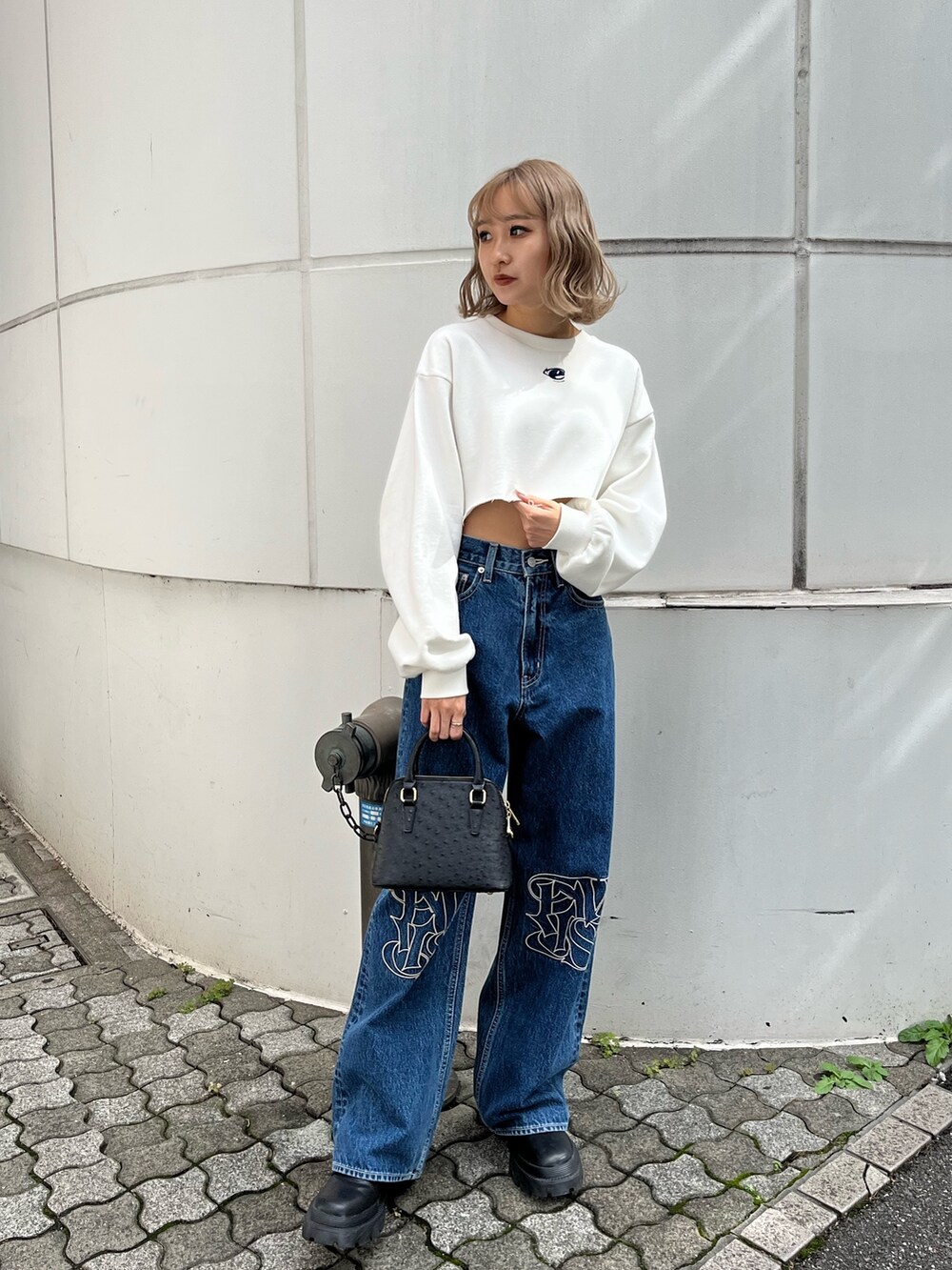 ブラック系のショルダーバッグ、ホワイト系のブーツ、ホワイト系のスウェットを着用したレディースの秋コーディネートの2枚目の写真