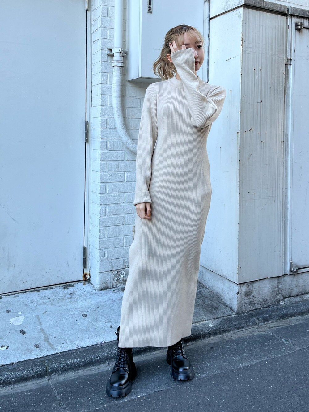 ホワイト系のワンピース、グリーン系のその他アウター、ブラック系のブーツを着用したレディースの冬コーディネートの7枚目の写真