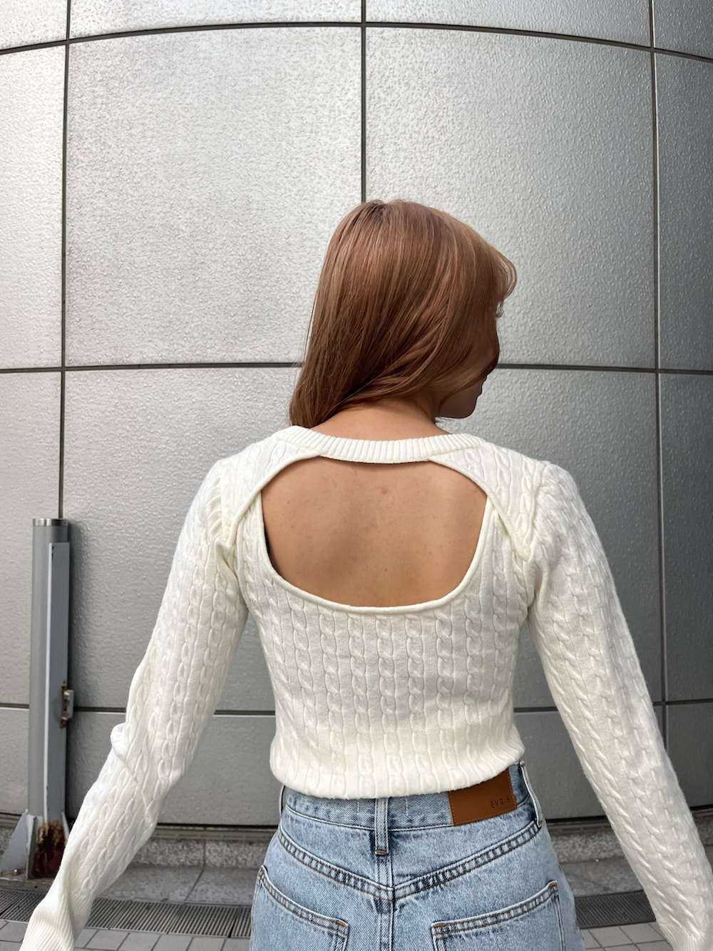 ブルー系のデニムスカート、ブラック系のボストンバッグ、ピンク系のスニーカーを着用したレディースの春コーディネートの5枚目の写真