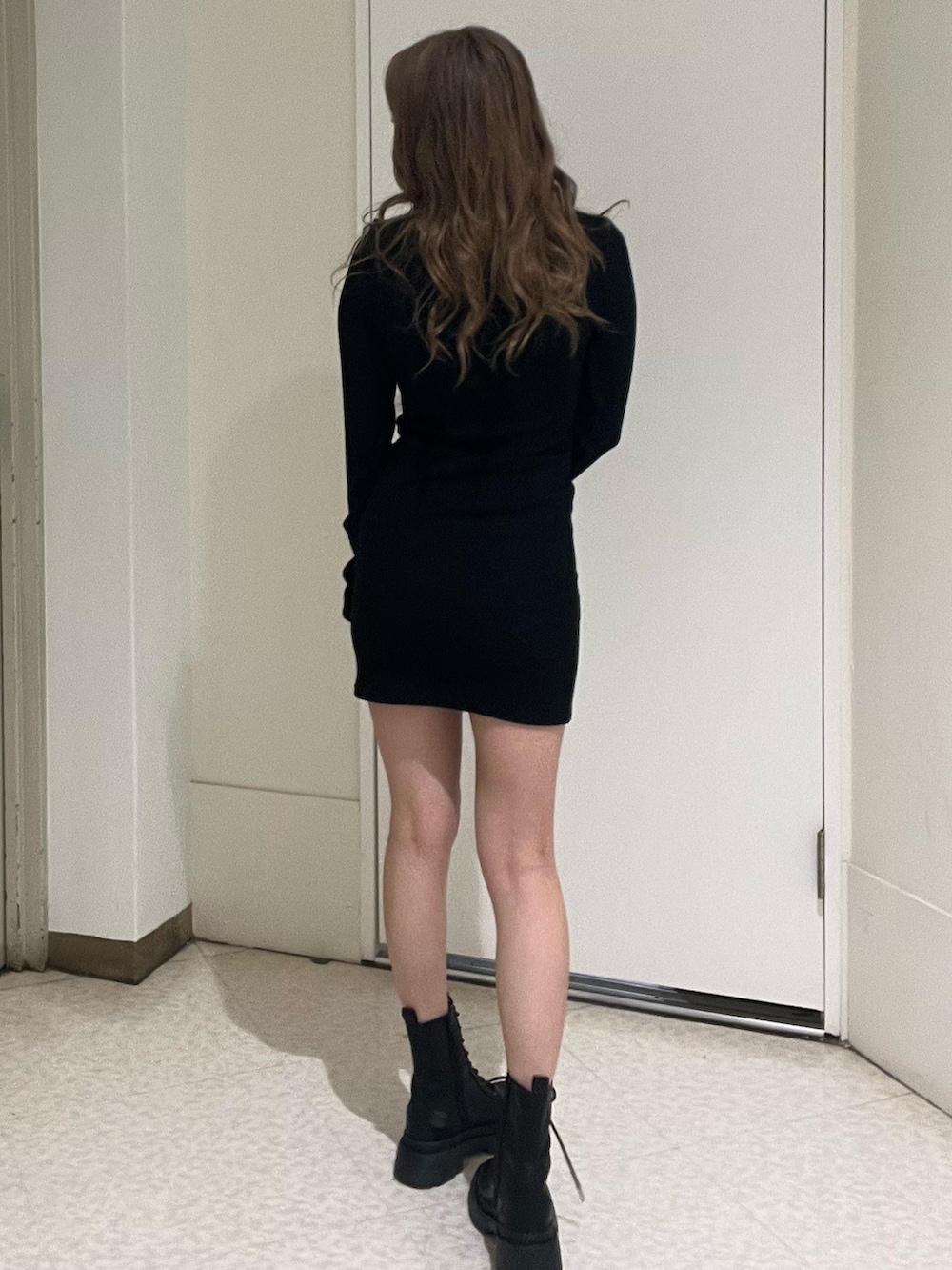 ブラック系のワンピース、ブラック系のブーツを着用したレディースの春コーディネートの3枚目の写真