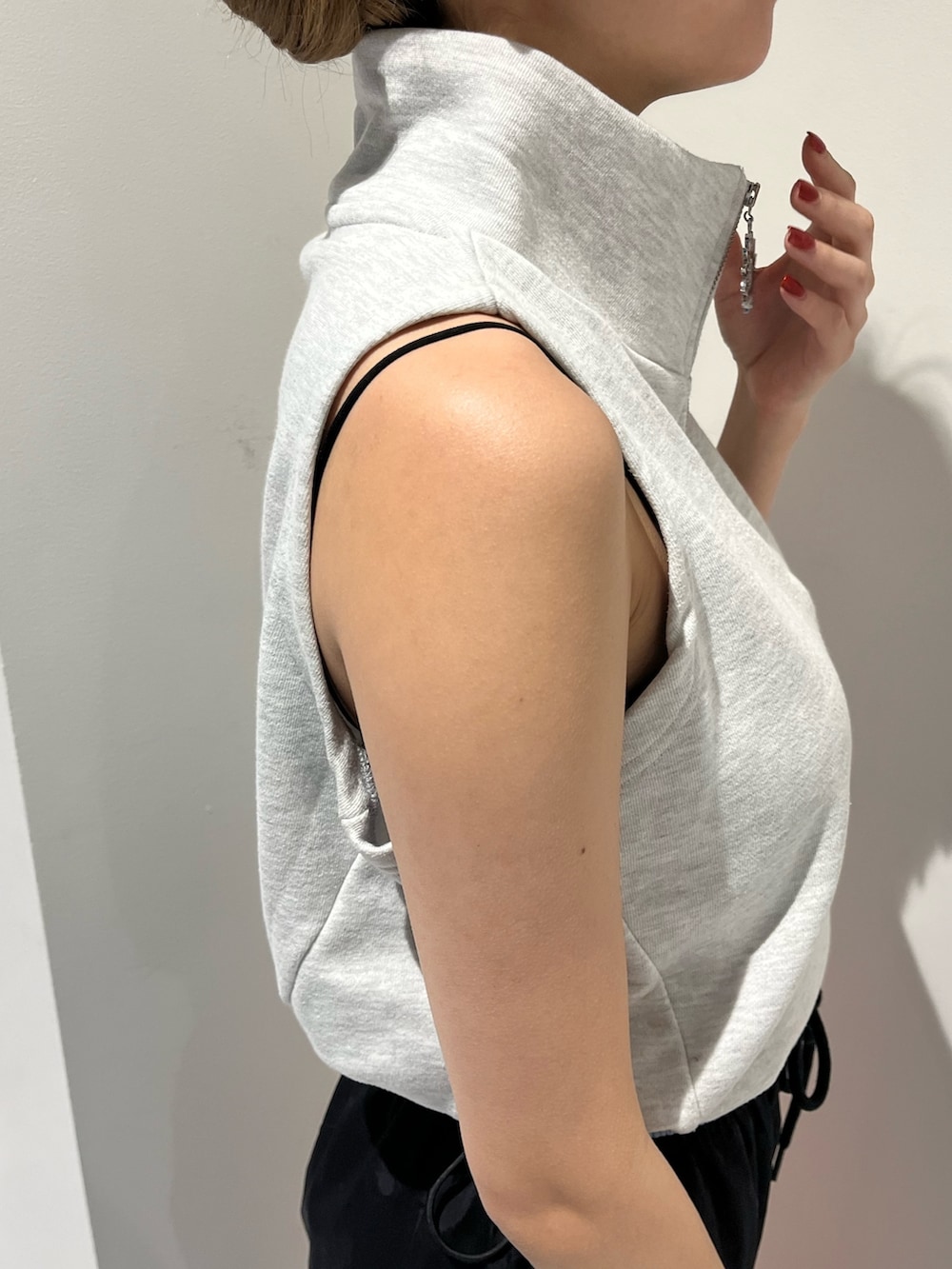 グレー系のTシャツ/カットソー、ブラック系のその他パンツ、シルバー系のブーツを着用したレディースの夏コーディネートの6枚目の写真