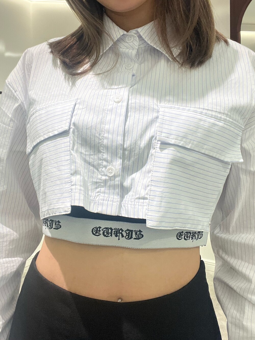 ブラック系のその他パンツ、その他のシャツ/ブラウス、ブラック系のキャミソールを着用したレディースの春コーディネートの9枚目の写真