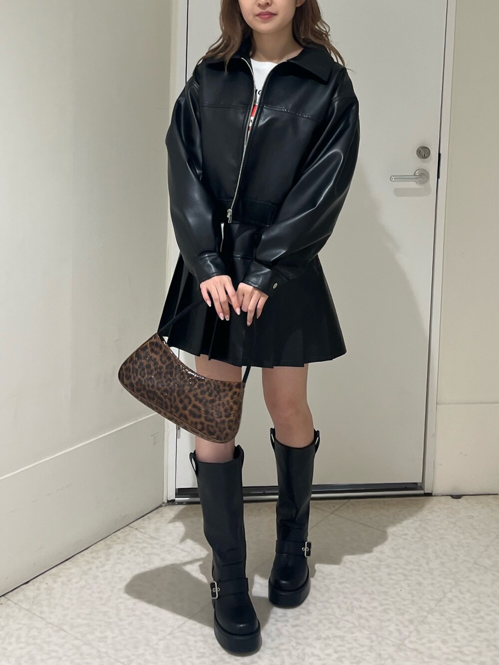 ブラウン系のブルゾン、ブラウン系のスカート、ブラウン系のハンドバッグを着用したレディースの春コーディネートの4枚目の写真