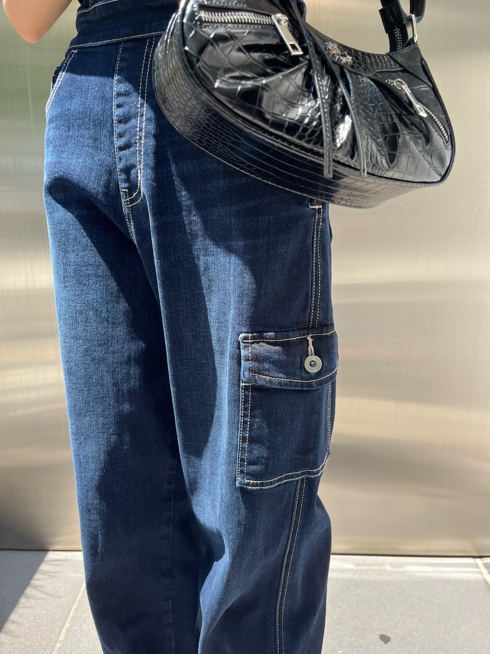 ホワイト系のブーツ、ブルー系のつなぎ/オールインワン、ブラック系のサングラスを着用したレディースの夏コーディネートの6枚目の写真