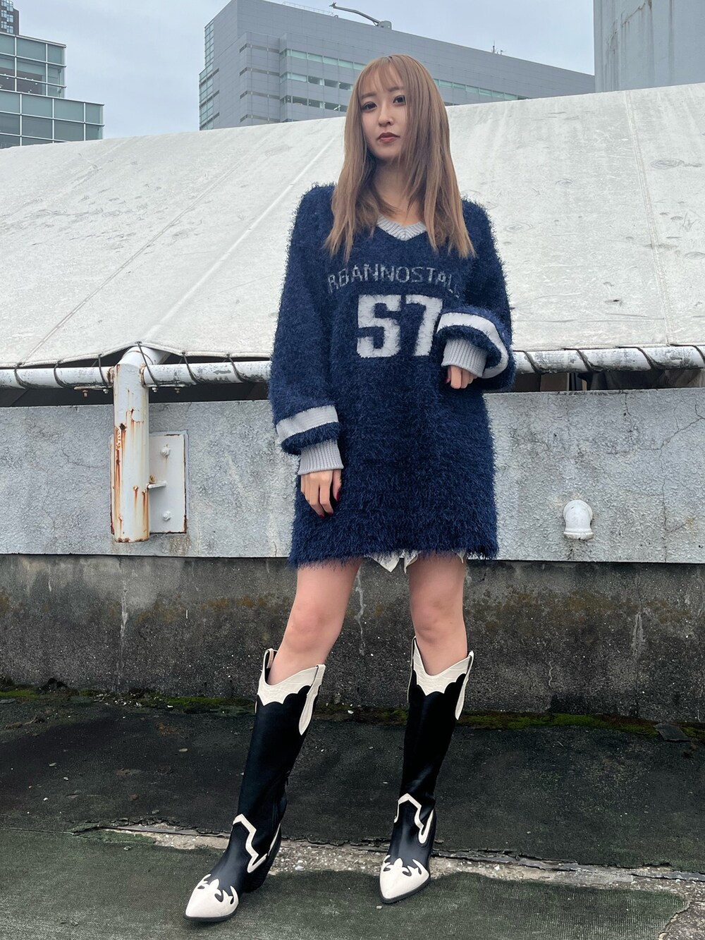 ホワイト系のスカート、ブラウン系のブーツ、ブルー系のニット/セーターを着用したレディースの秋コーディネートの4枚目の写真