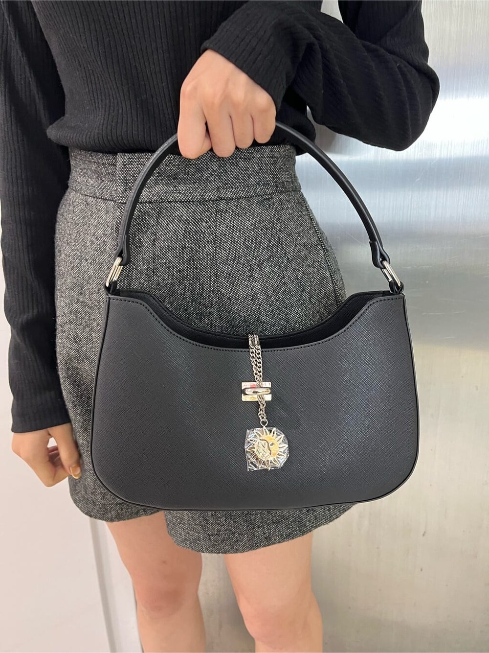 グリーン系のブルゾン、ブラック系のその他パンツ、ブラック系のハンドバッグを着用したレディースの秋コーディネートの7枚目の写真