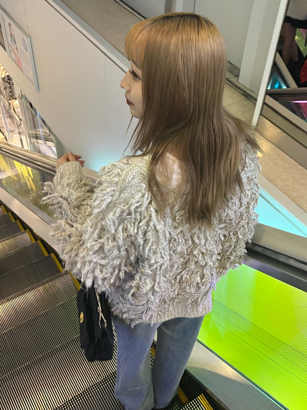 その他のパンプス、ホワイト系のブルゾン、ホワイト系のTシャツ/カットソーを着用したレディースの秋コーディネートの5枚目の写真