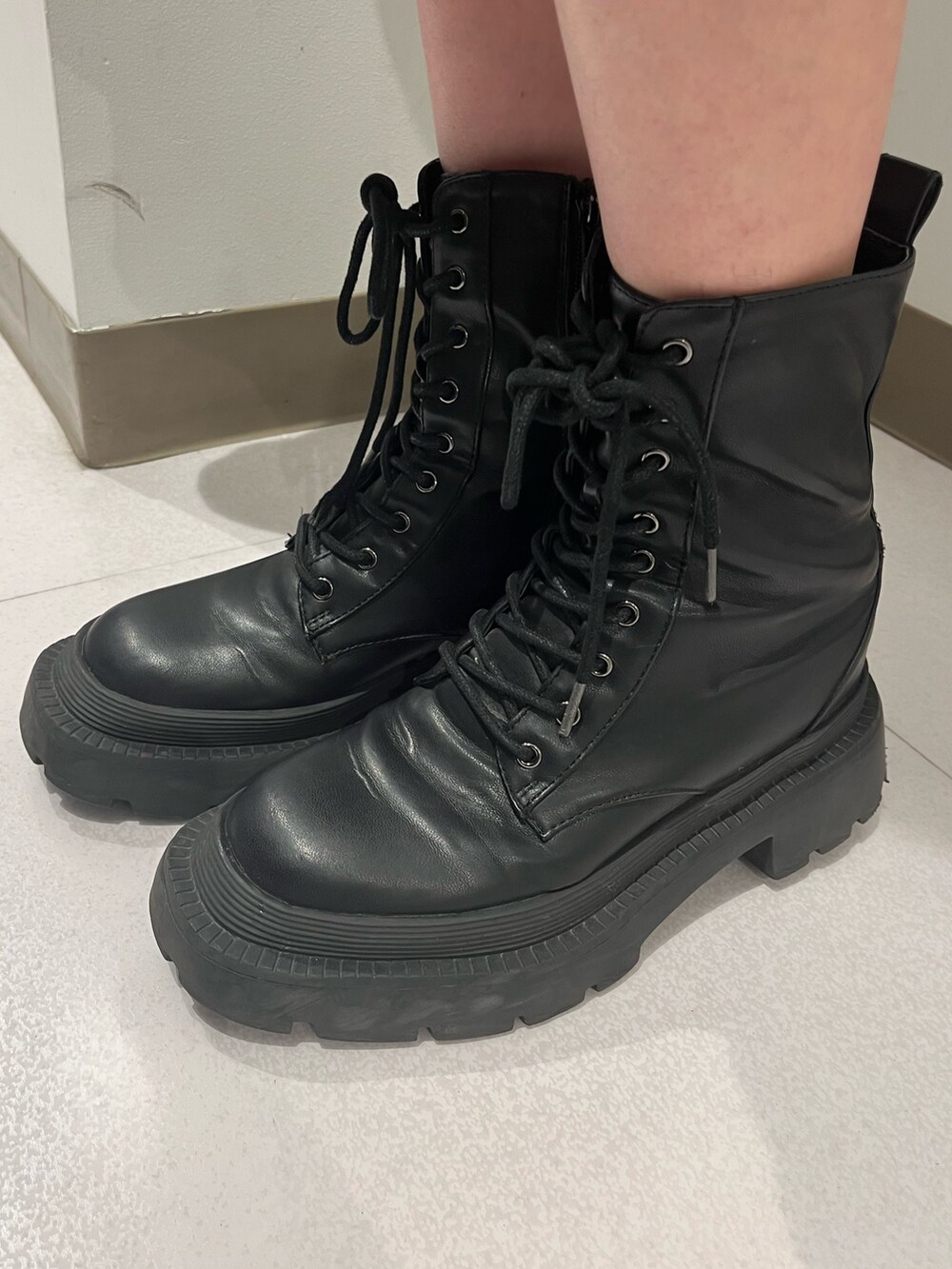 ブラック系のワンピース、シルバー系のブーツを着用したレディースの夏コーディネートの6枚目の写真