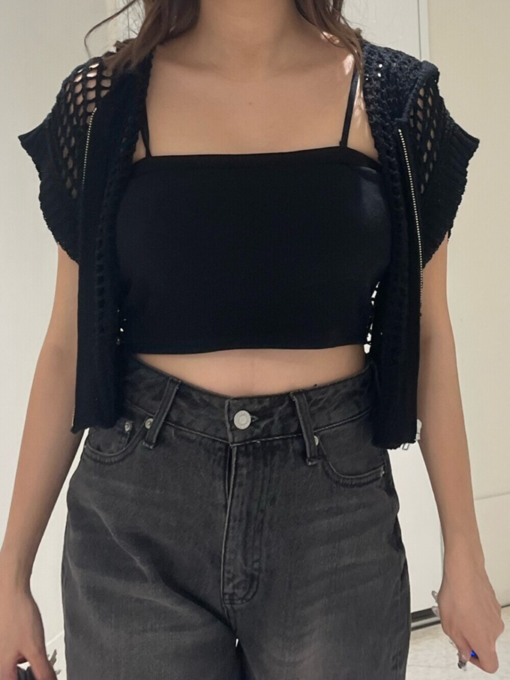 ブラック系のブーツ、ブラック系のハンドバッグ、ブラック系のキャミソールを着用したレディースの夏コーディネートの6枚目の写真