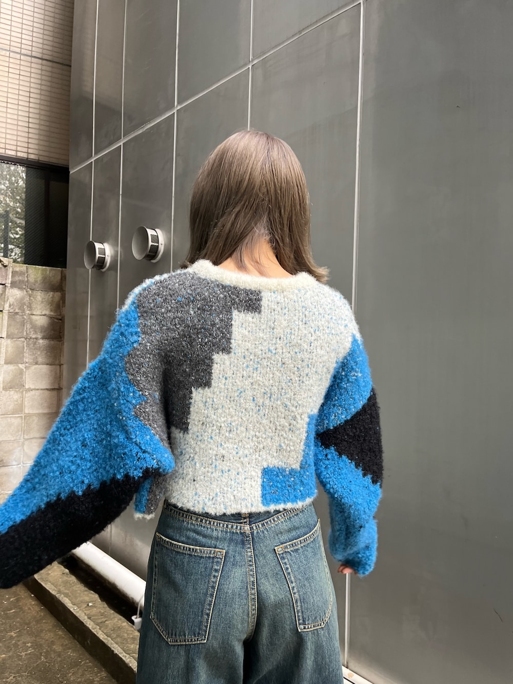 ブルー系のデニムパンツ、ブルー系のニット/セーターを着用したレディースの冬コーディネートの7枚目の写真