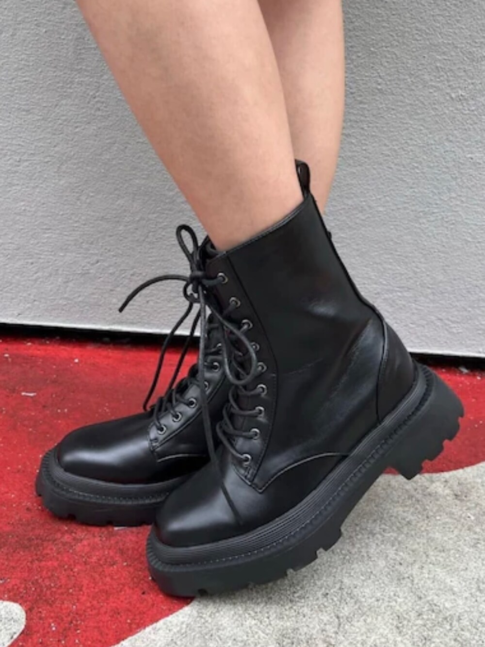 ブルー系のワンピース、ブラック系のブーツ、ブルー系のレッグウォーマーを着用したレディースの夏コーディネートの7枚目の写真