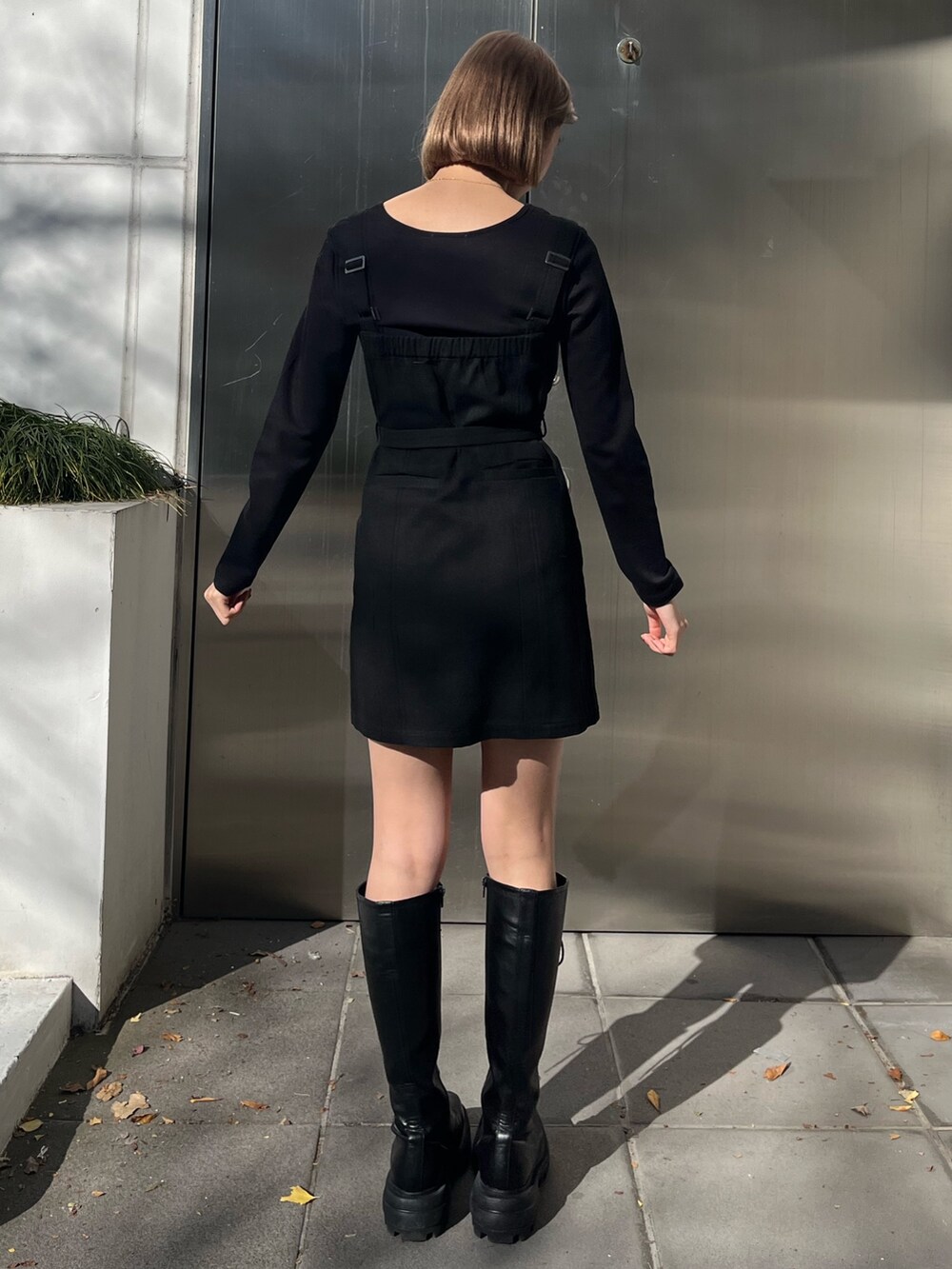 ブラック系のブーツ、ブラック系のワンピースを着用したレディースの冬コーディネートの3枚目の写真