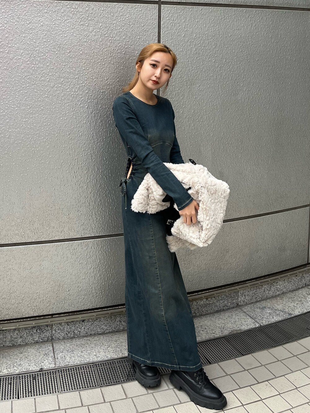 シルバー系のブーツ、ブルー系のワンピース、ブラック系のブルゾンを着用したレディースの秋コーディネートの4枚目の写真