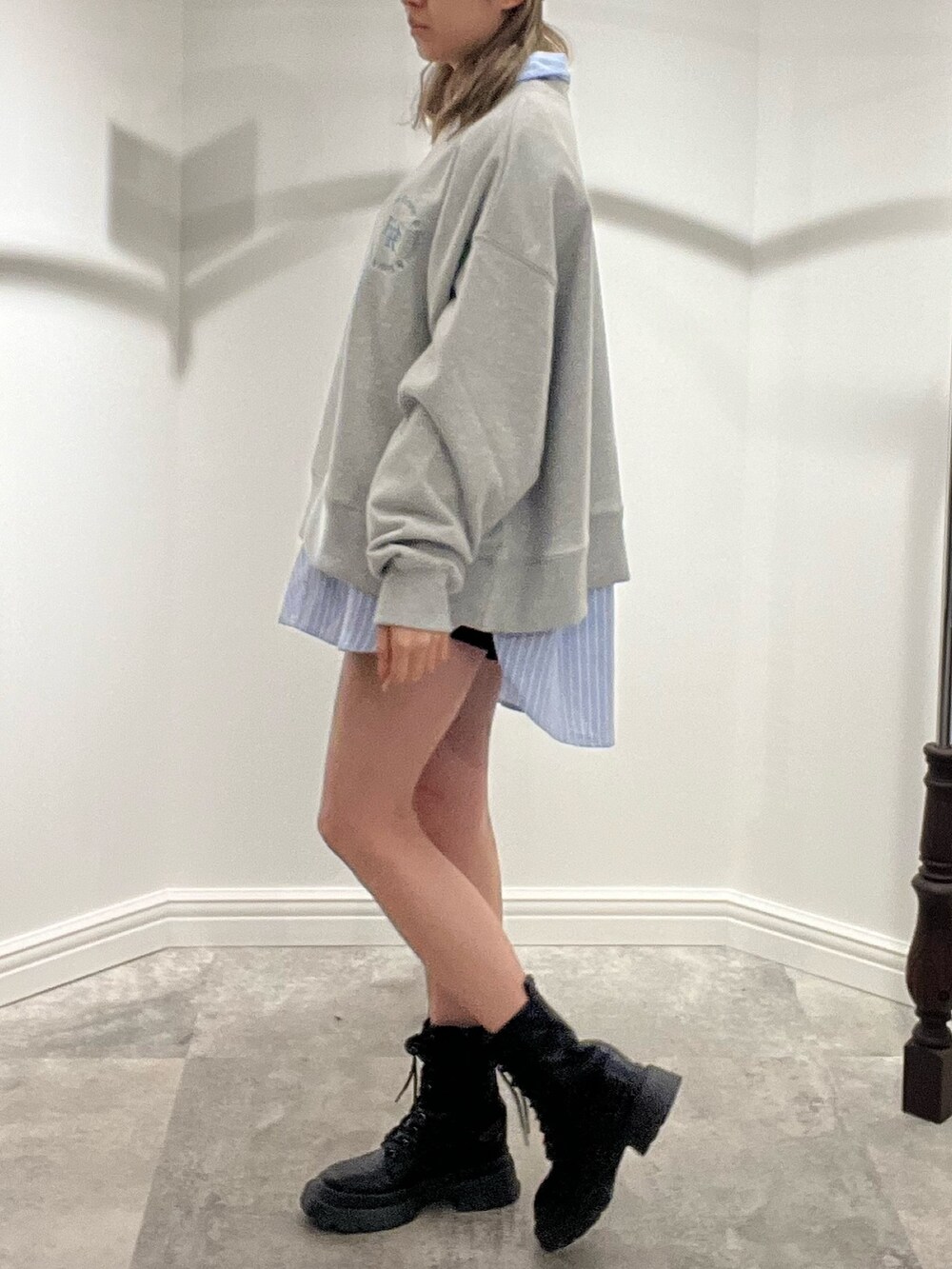 ホワイト系のシャツ/ブラウス、ホワイト系のスウェット、シルバー系のブーツを着用したレディースの春コーディネートの3枚目の写真