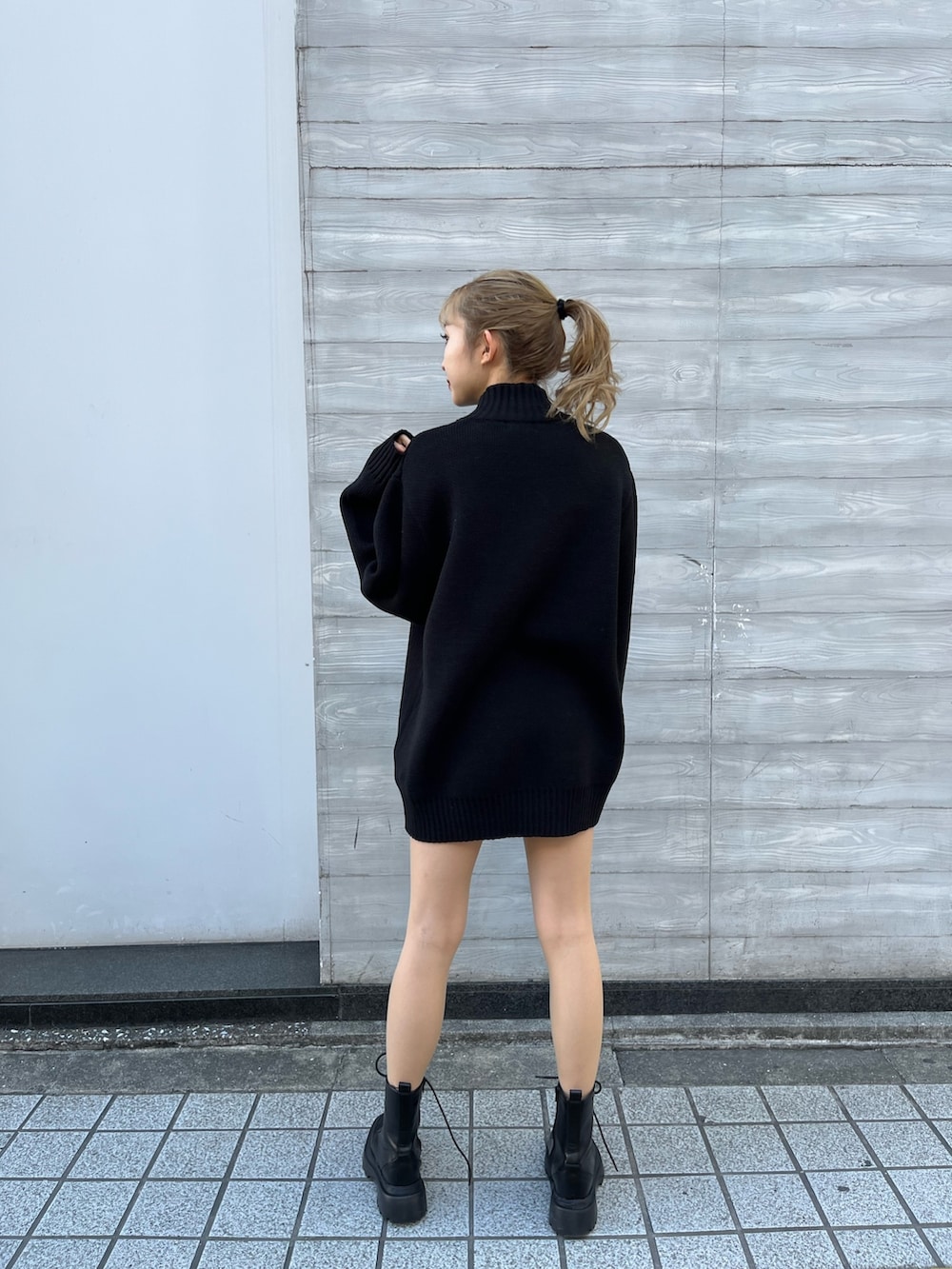 ブラック系のその他アウター、グレー系のニット/セーター、ブラック系のブーツを着用したレディースの冬コーディネートの5枚目の写真