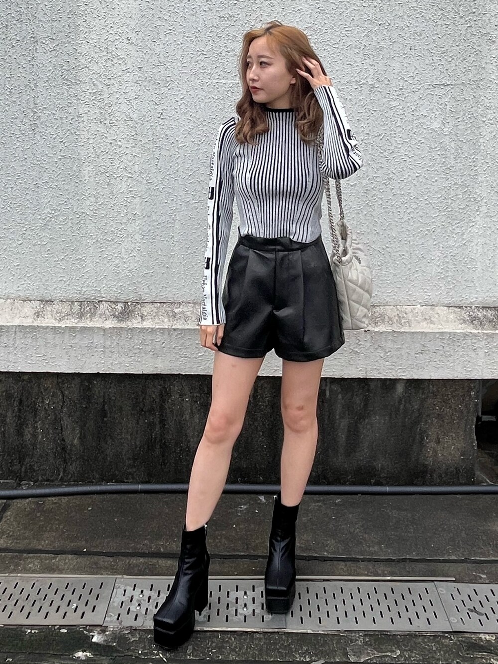 「EVRIS 、レザー、きれいめ、秋コーデ、秋服、ブーツ、アウター、ブルゾン、秋冬コーデ、低身長、クリスマスコーデ」｜「EVRISのキルティングショルダーBAG（ショルダーバッグ、ホワイト系）」を使った、熊澤姫奈さん（レディース・155cm）の秋コーディネートの3枚目の写真