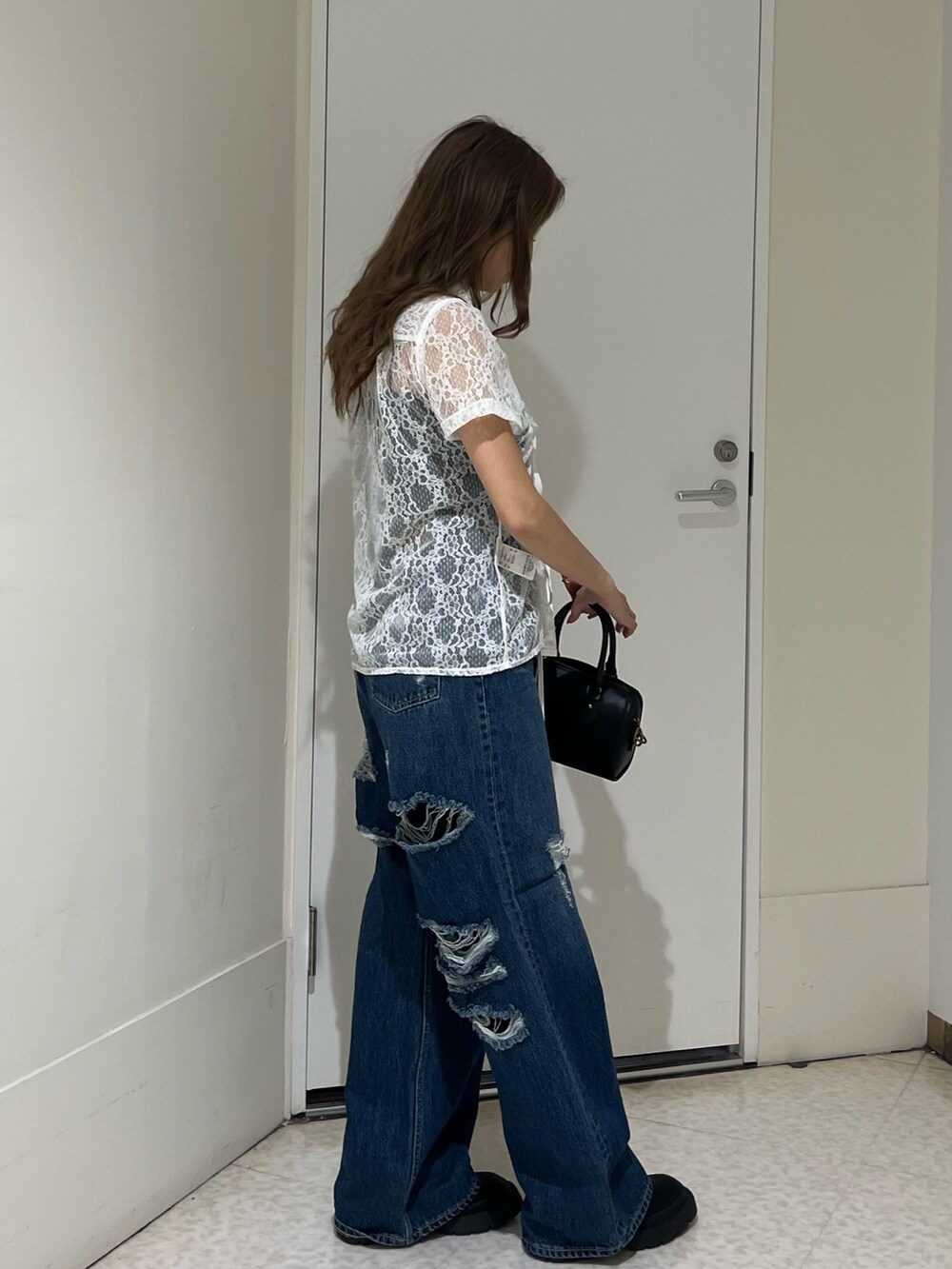 ホワイト系のシャツ/ブラウス、その他のショルダーバッグ、ブルー系のデニムパンツを着用したレディースの春コーディネートの4枚目の写真