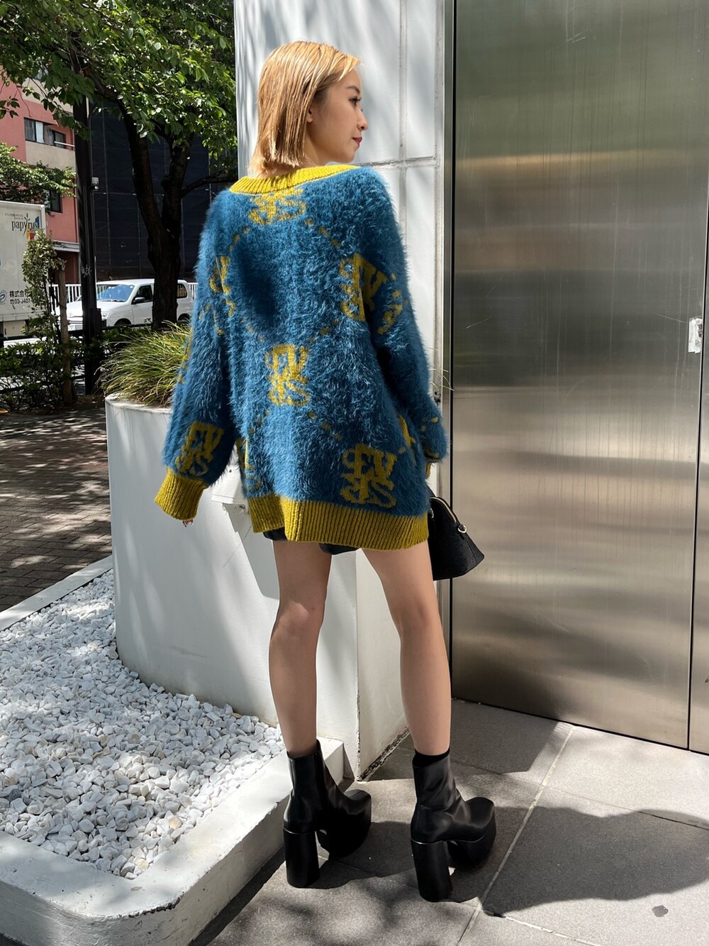 ブルー系のカーディガン/ボレロ、ブラック系のブーツ、ブラック系のショルダーバッグを着用したレディースの秋コーディネートの5枚目の写真