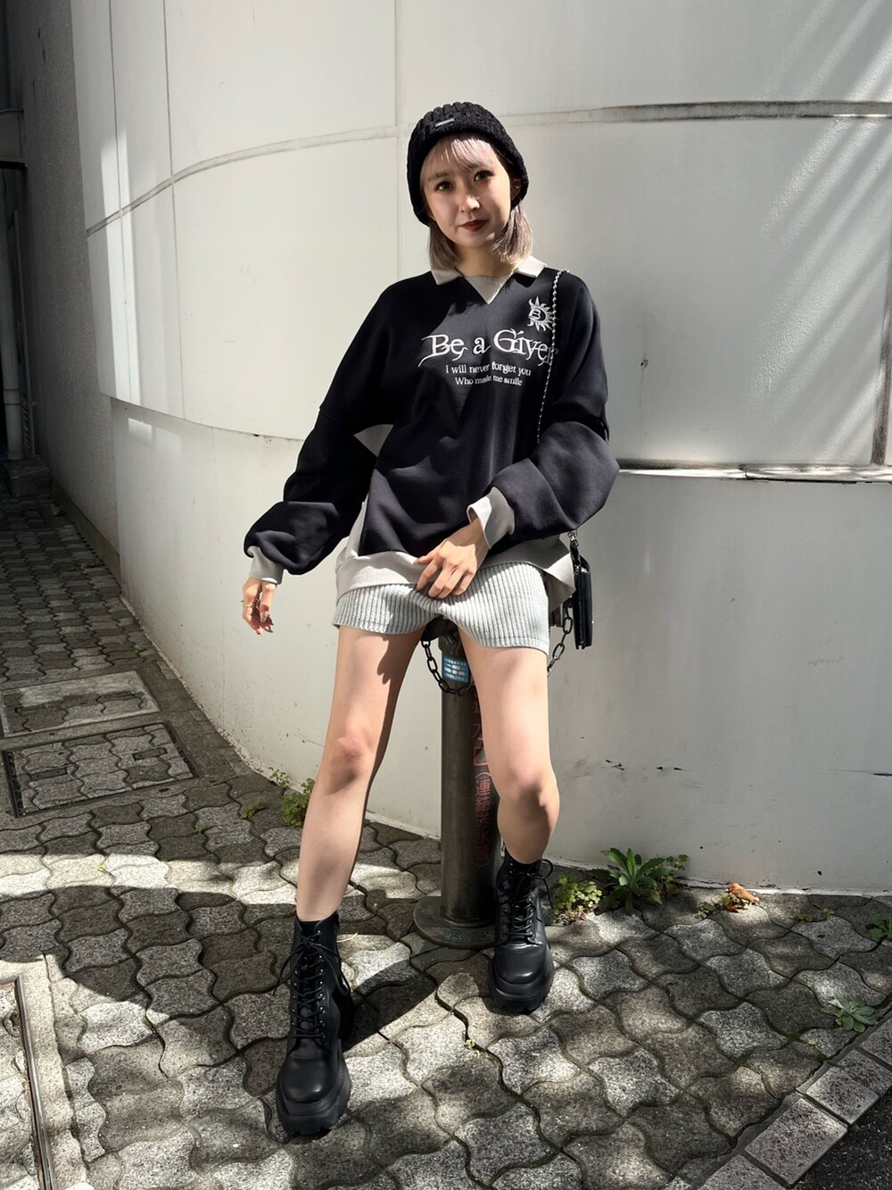 ブラック系のショルダーバッグ、グレー系のその他パンツ、ブラック系のスウェットを着用したレディースの秋コーディネートの6枚目の写真